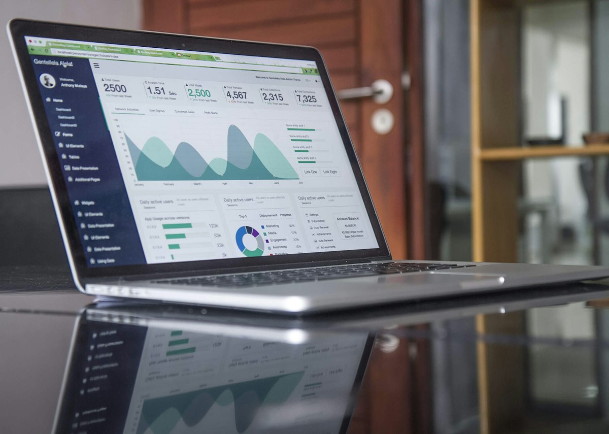 Arbeitsplatz mit ausgedruckten Charts und Notizen zur Konjunkturanalyse