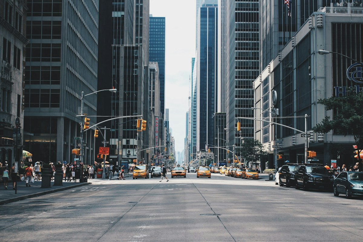 Skyline einer Metropole — Kontext für globale Makro-Verflechtungen
